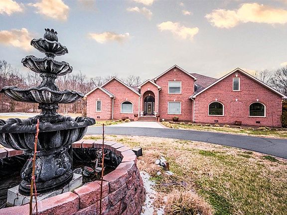 3rd image of 103 Tanglewood Dr