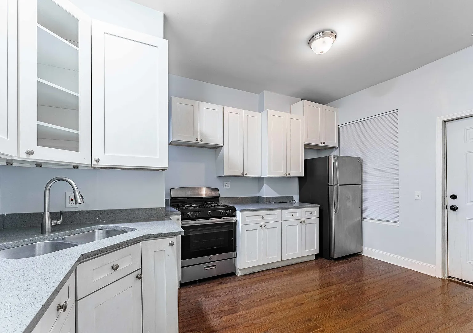 3 bed, 1200 sqft, $1,900 — Photo 2