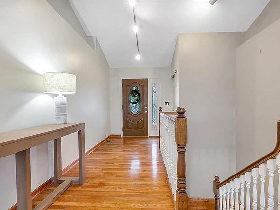 2nd image of 3709 Avenue De Paris Dr