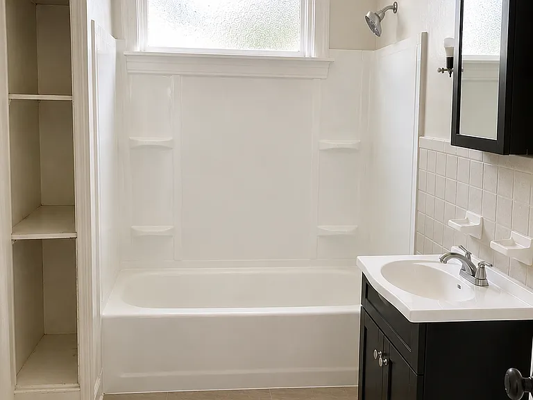 One bathroom with shower and tub