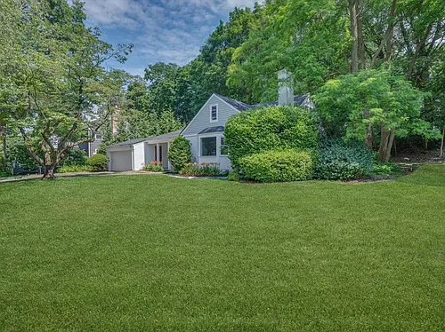 19 Bonnie Way Photo 1