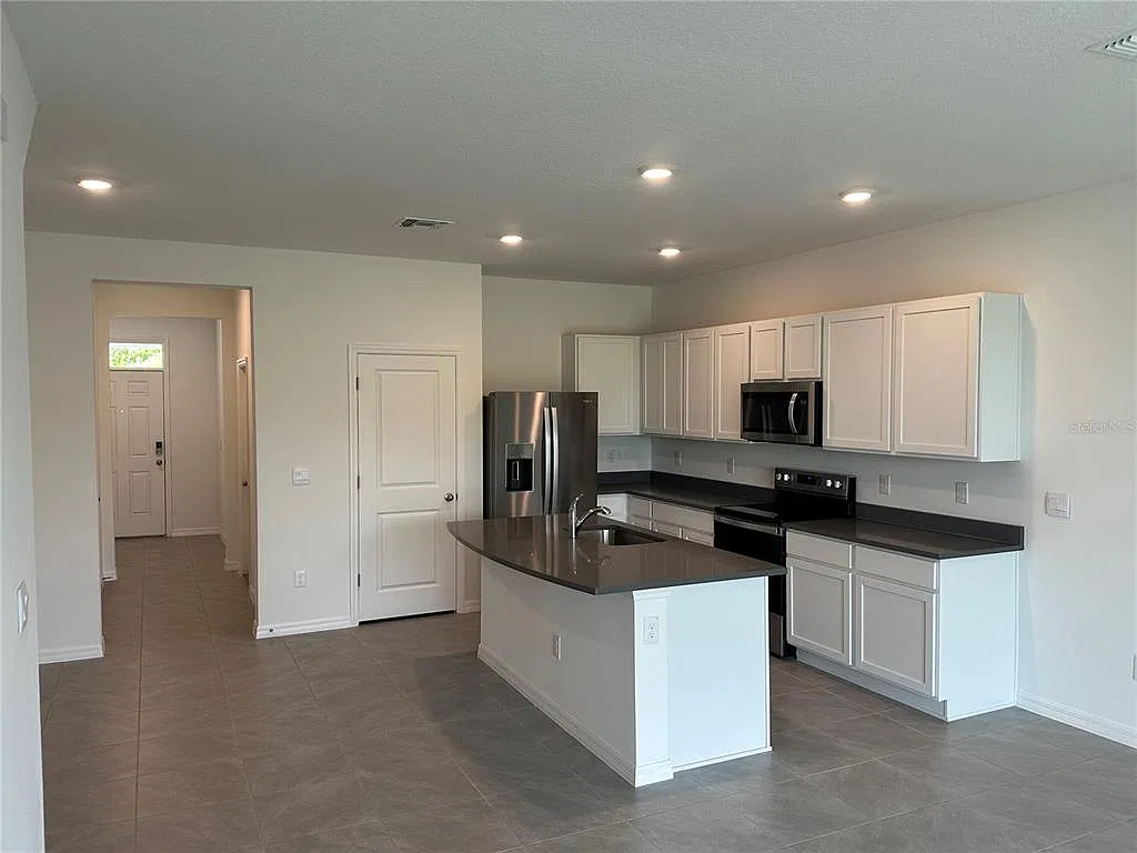 3 bed, 2.5 bath, 1673 sqft, $2,050 — Photo 4