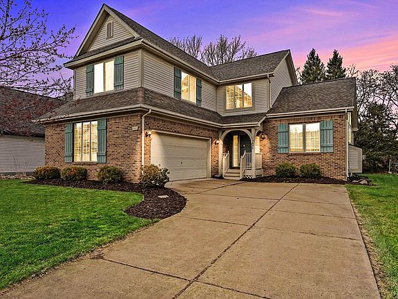 2nd image of 5692 Versailles Ave