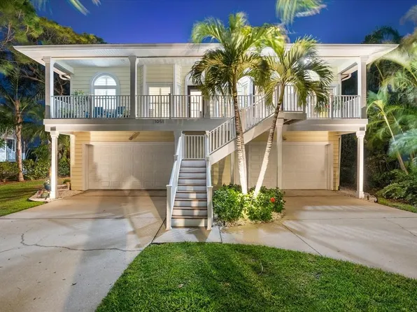 1051 Point Seaside Dr, Crystal Beach, FL 34681