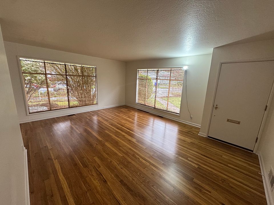 1st image of 3037-3043 SE Alder Ct