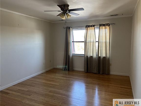 4th image of 1212 N Oaks Blvd