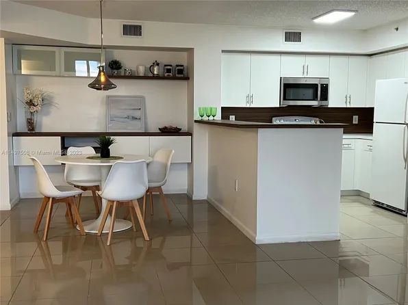 2091 Renaissance Blvd APT 204, Hollywood, FL 33025