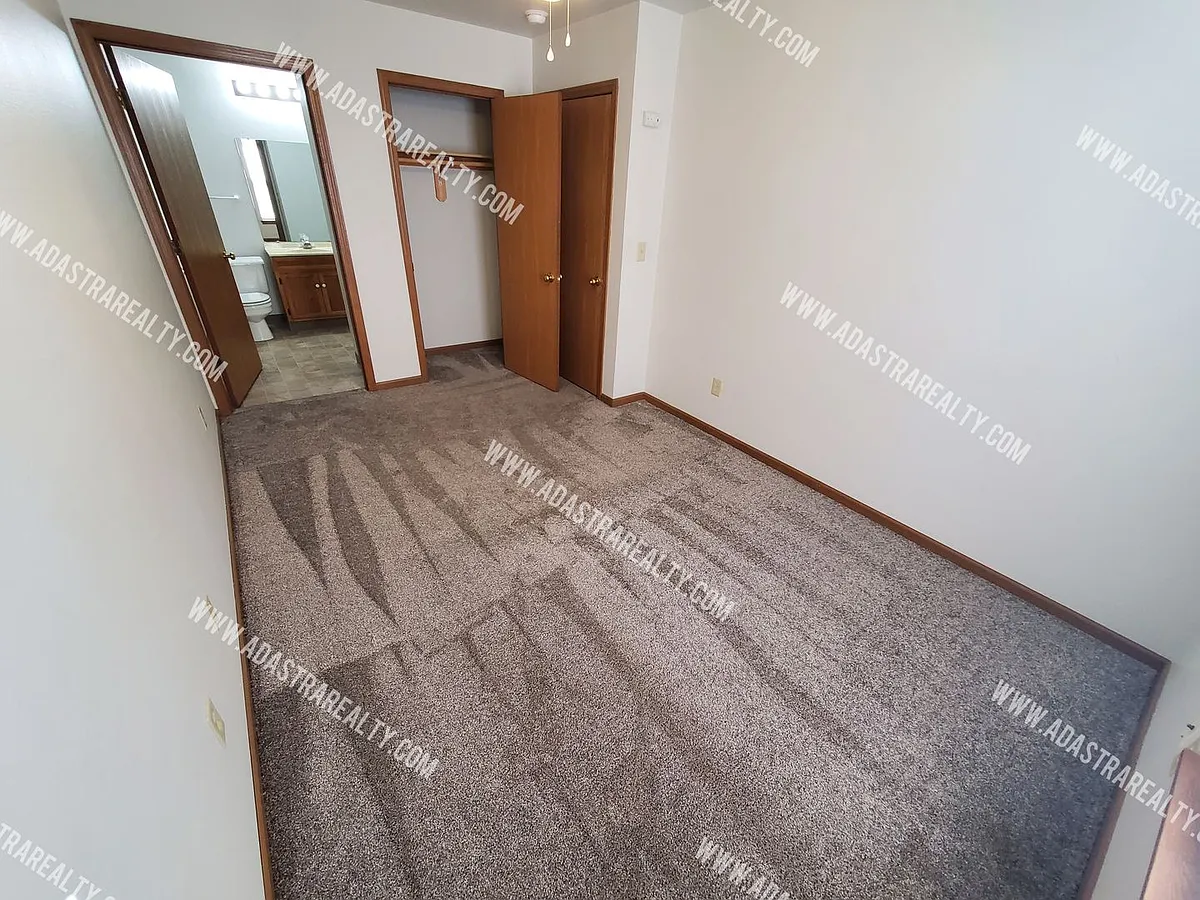 Building Photo - 218 N Crest Dr