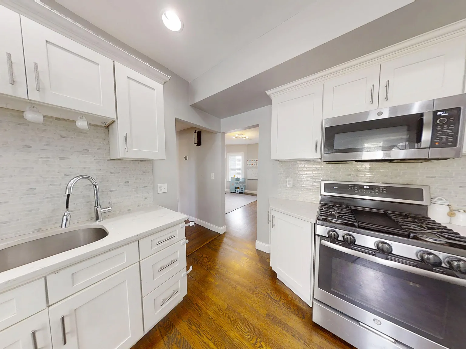 3 bed, 792 sqft, $3,000 — Photo 4