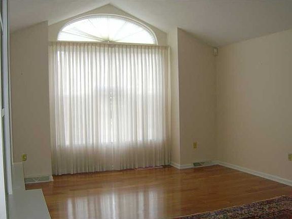 4th image of 501 Redmont Pl