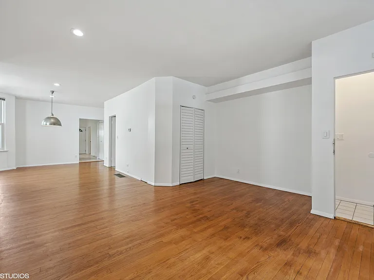 1637 W Barry Ave #1 — Photo 2