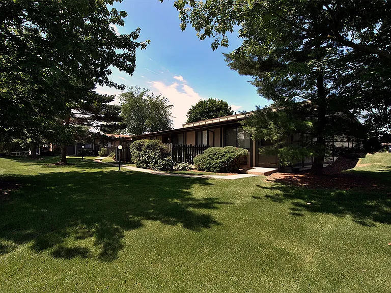 Surrey Park Apartments — Photo 11