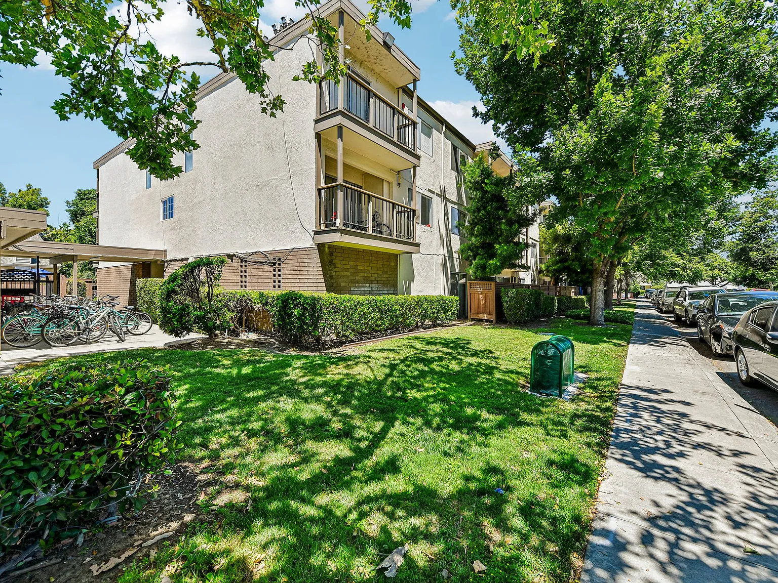Viking Apartments — Photo 4