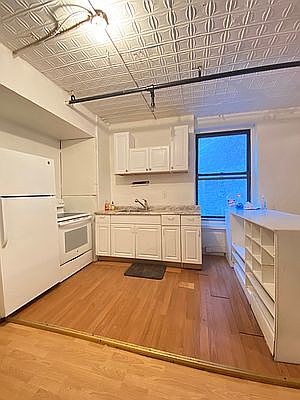 3rd image of 27 W 27th St Ste 5