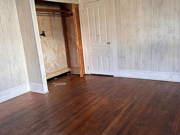 4th image of 302 Girard St