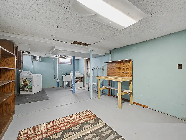21236 Outer Dr — Photo 34