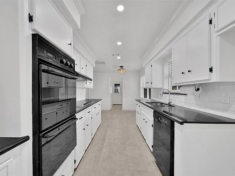 9411 Roos Rd — Photo 17