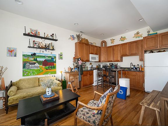 2nd image of 1066 N Hermitage Ave #2F