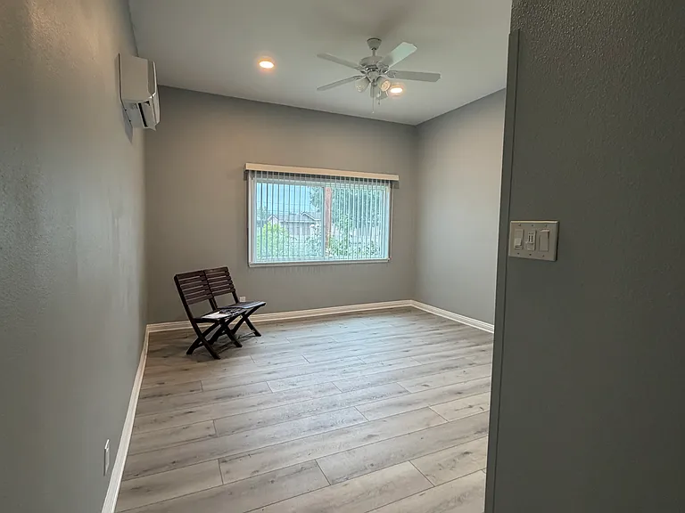 23242 Victory Blvd — Photo 4