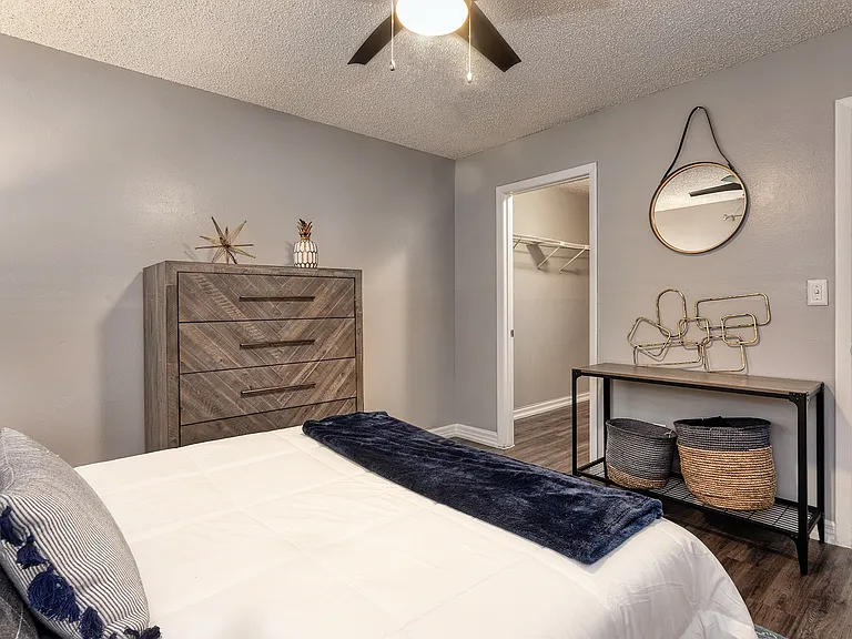 Sherwood Oaks Apartments — Photo 8