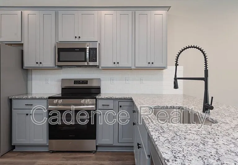 1709 Perimeter Loop — Photo 2