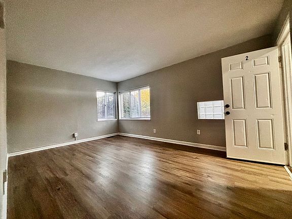 4th image of 555 Hadley Ave #2