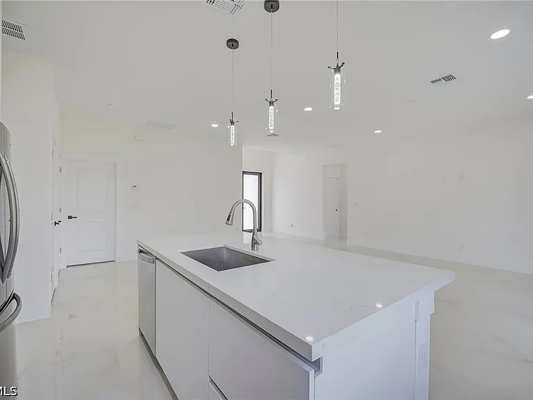 5905 Sunshine Blvd N — Photo 7