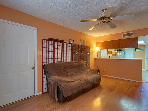 4th image of 2437 E Tracy Ln Unit 1
