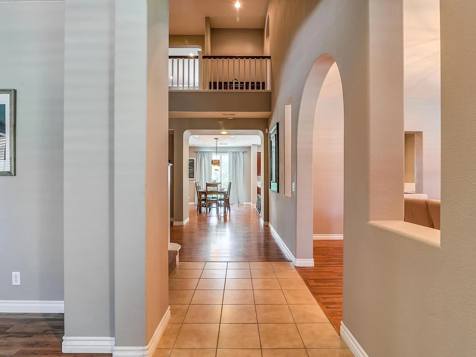 5 bed, 4.5 bath, 4722 sqft, $7,600 — Photo 4