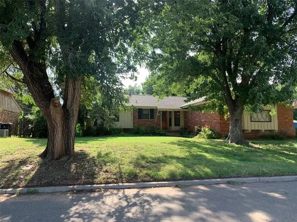 9921 Village Dr, The Village, OK 73120