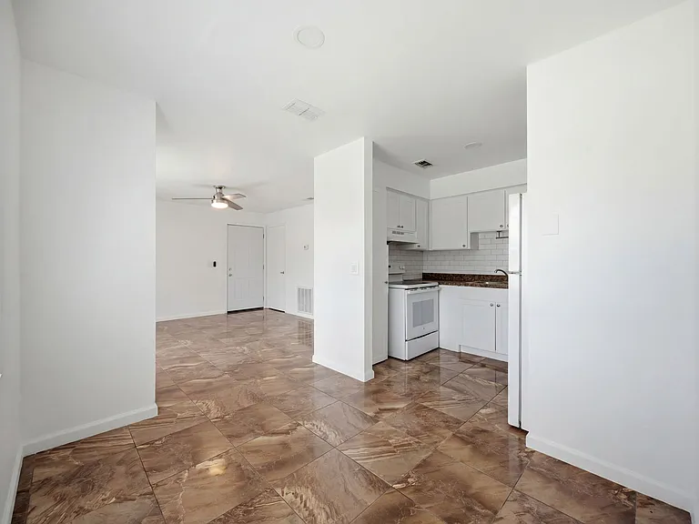 5606 S Manhattan Ave #A — Photo 2