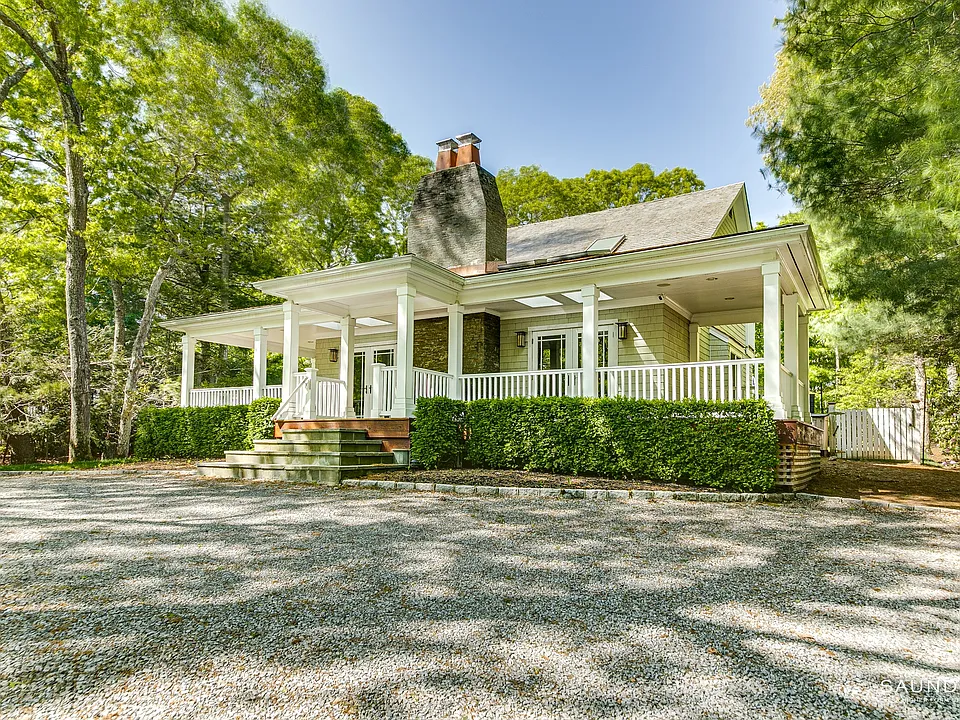 25 Oyster Pond Ln