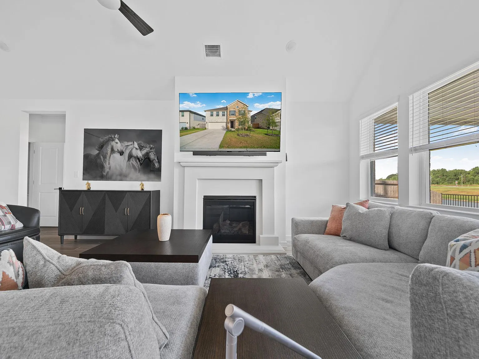 4 bed, 4.5 bath, 4200 sqft, $897 — Photo 4
