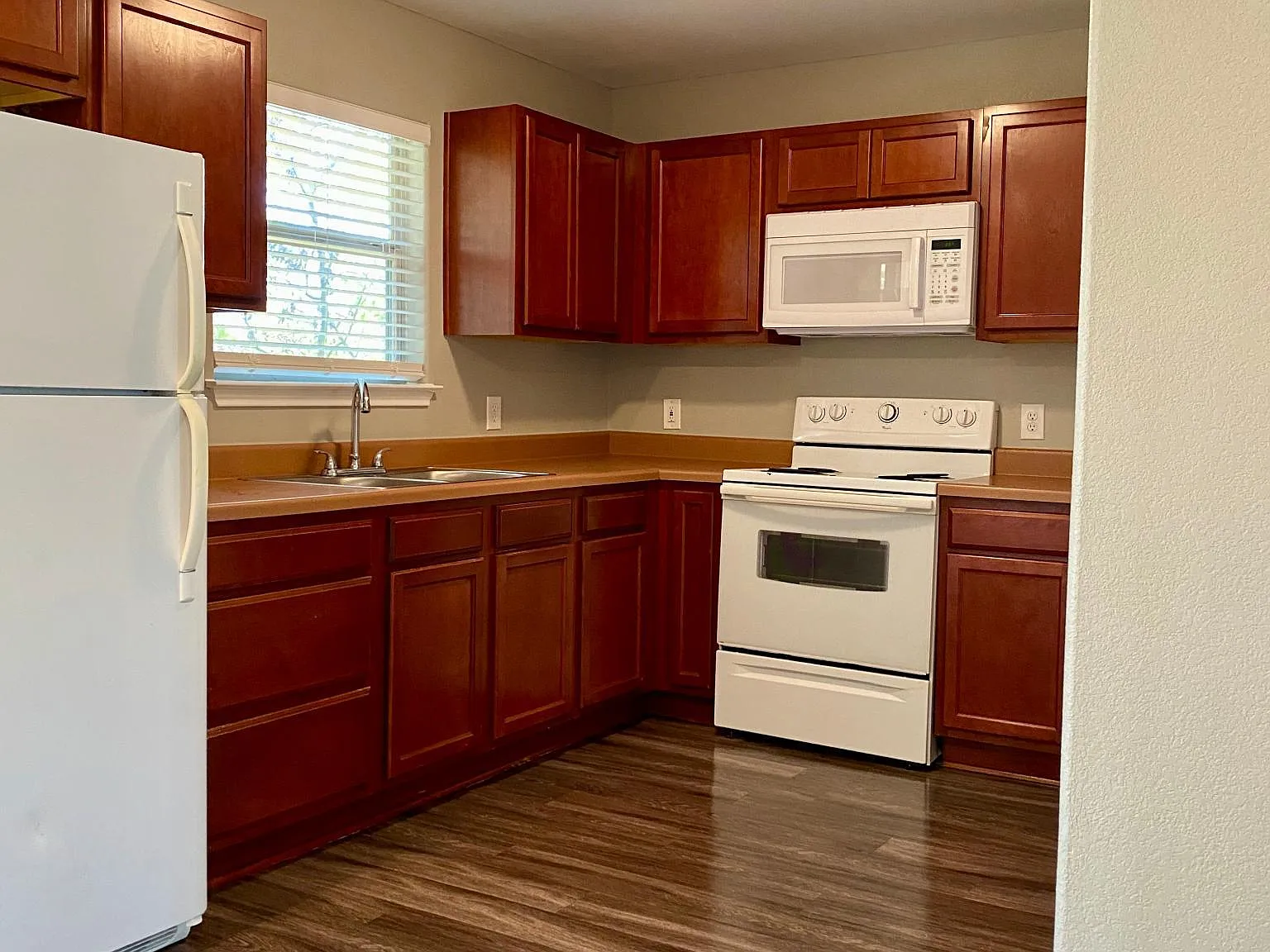 3 bed, 1075 sqft, $1,350 — Photo 3