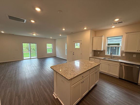 5th image of 3204 Lilac Grove Dr