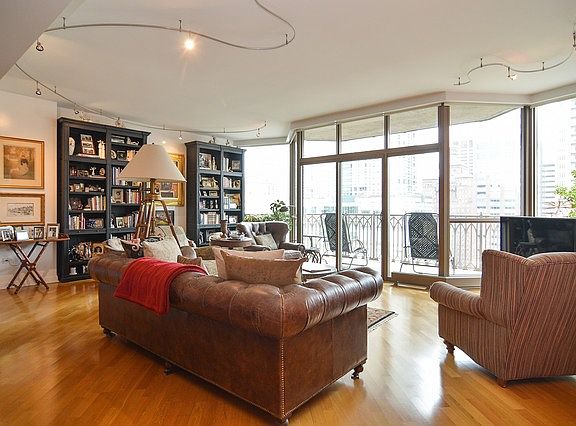 2nd image of 21 E Huron St APT 1804