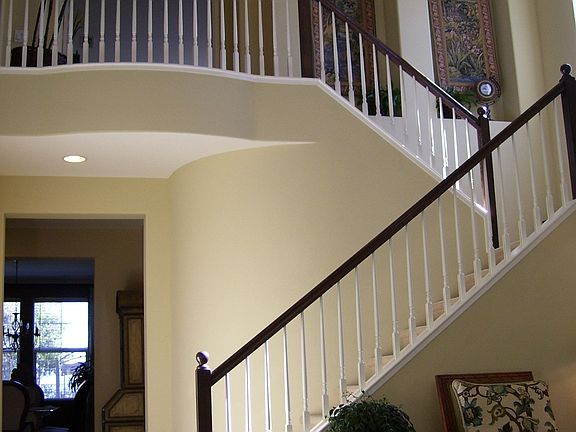 Dramatic Entry w/30' Vaulted  Ceillings