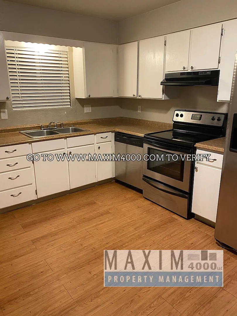 1035-1037 Cedar Way — Photo 4