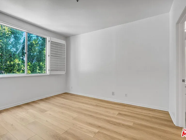 2222 N Beachwood Dr #302 — Photo 23