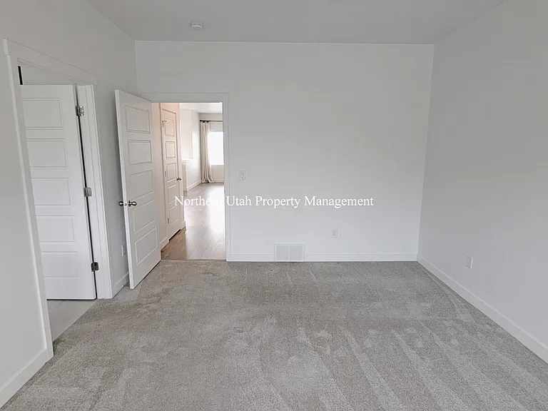 313 W 25 N — Photo 8
