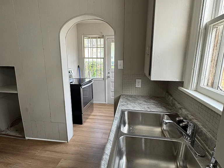 422 N Klein St — Photo 8