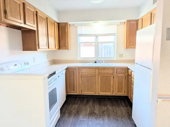 Coventry 1704, 1704 E 24th Ave APT 2, Hutchinson, KS 67502