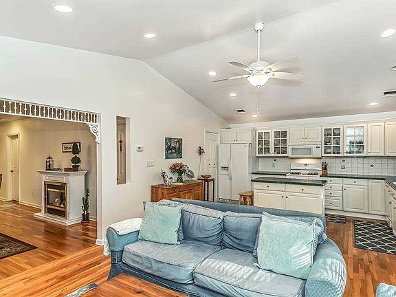 4th image of 46 Lenox Ave