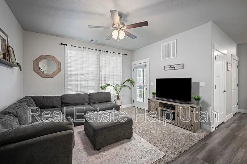 3 bed, 2.0 bath, 1272 sqft, $1,400 — Photo 3