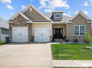 67 Cobblestone Ln, Le Claire, IA 52753