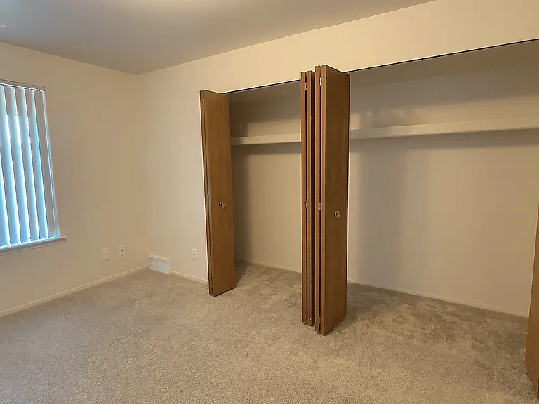 Lakeside Village Apartments — Photo 75