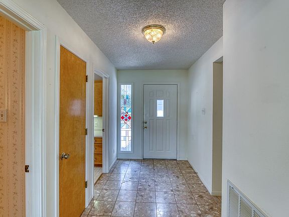 4th image of 205 Pecan Dr.