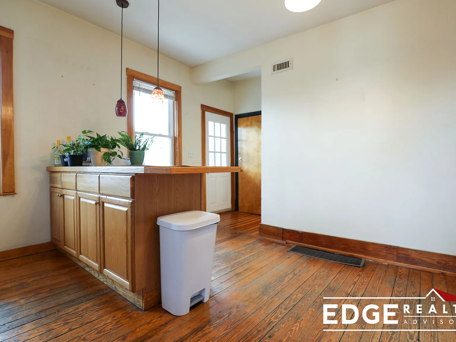 4 bed, 1300 sqft, $4,100 — Photo 3
