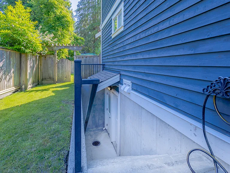 1089 Ruthina Ave — Photo 10