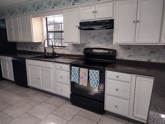 3rd image of 829 Desoto Dr